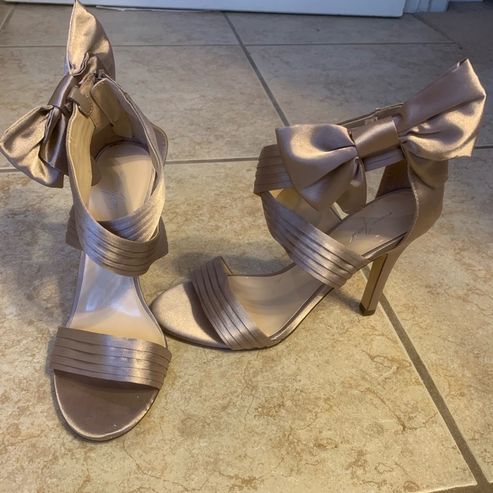 Women’s satin heels with bow. Gold.  NWT.